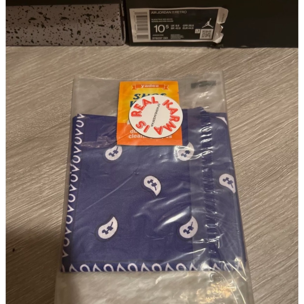 Blue Bandana w/ Bonus Shoe Wipes!!